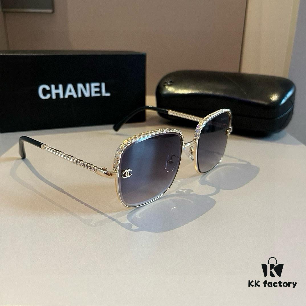 Chanel Sunglasses, absolutely in love, the moment you put them on your face, the aura is perfectly under control, extremely slimming for the face, large frame yet surprisingly lightweight, with perfectly curved temples for a comfortable, feather-light wear!