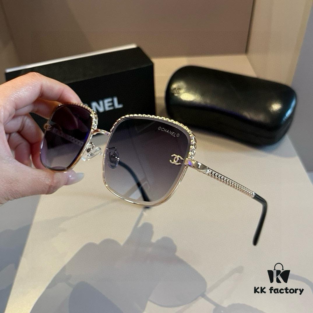 Chanel Sunglasses, absolutely in love, the moment you put them on your face, the aura is perfectly under control, extremely slimming for the face, large frame yet surprisingly lightweight, with perfectly curved temples for a comfortable, feather-light wear!