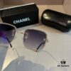 Chanel Sunglasses, absolutely in love, the moment you put them on your face, the aura is perfectly under control, extremely slimming for the face, large frame yet surprisingly lightweight, with perfectly curved temples for a comfortable, feather-light wear!