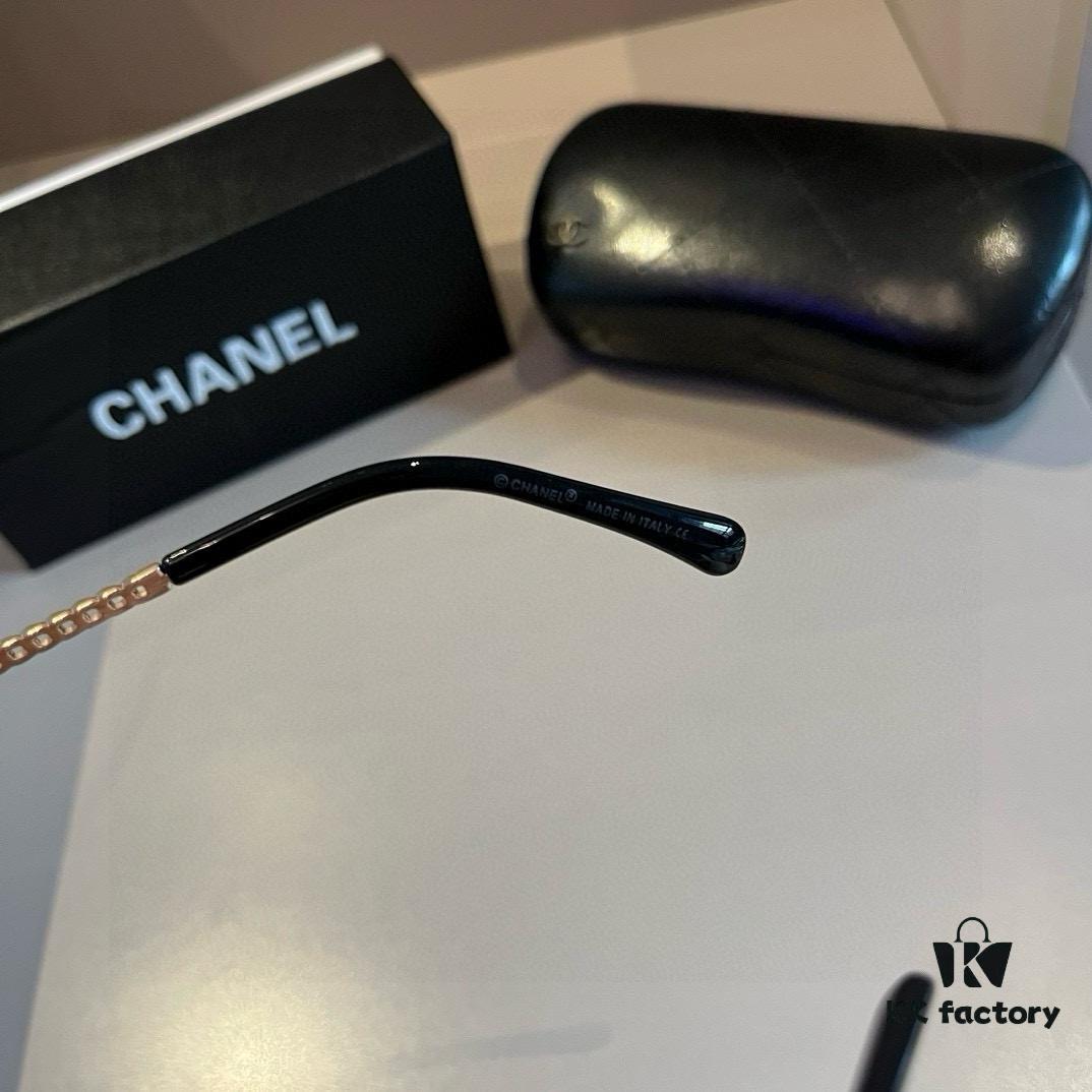 Chanel Sunglasses, absolutely in love, the moment you put them on your face, the aura is perfectly under control, extremely slimming for the face, large frame yet surprisingly lightweight, with perfectly curved temples for a comfortable, feather-light wear!