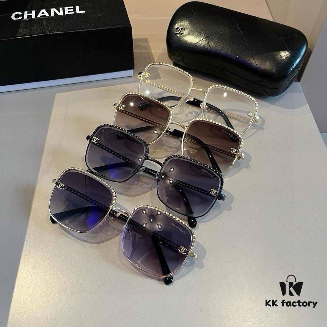 Chanel Sunglasses, absolutely in love, the moment you put them on your face, the aura is perfectly under control, extremely slimming for the face, large frame yet surprisingly lightweight, with perfectly curved temples for a comfortable, feather-light wear!