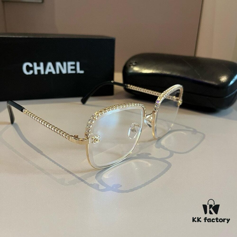 Chanel Sunglasses, absolutely in love, instantly elevate your presence, greatly slimming the face, large-frame design yet incredibly lightweight, perfectly curved temples for a comfortable, feather-light wear!