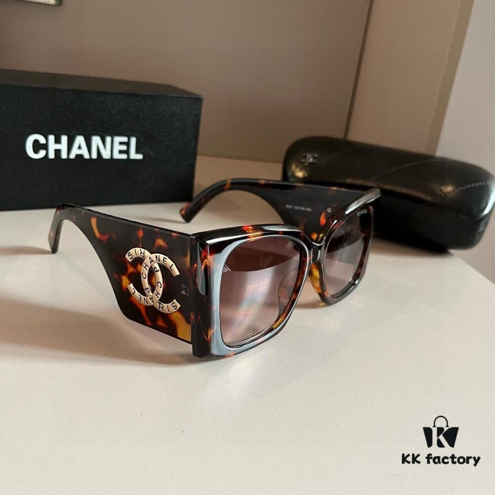 Chanel Sunglasses, Absolutely In Love, Perfect Fit with a Strong Presence, Makes Face Look Slim, Large Frame Yet Lightweight, Comfortable and Well-designed Temples