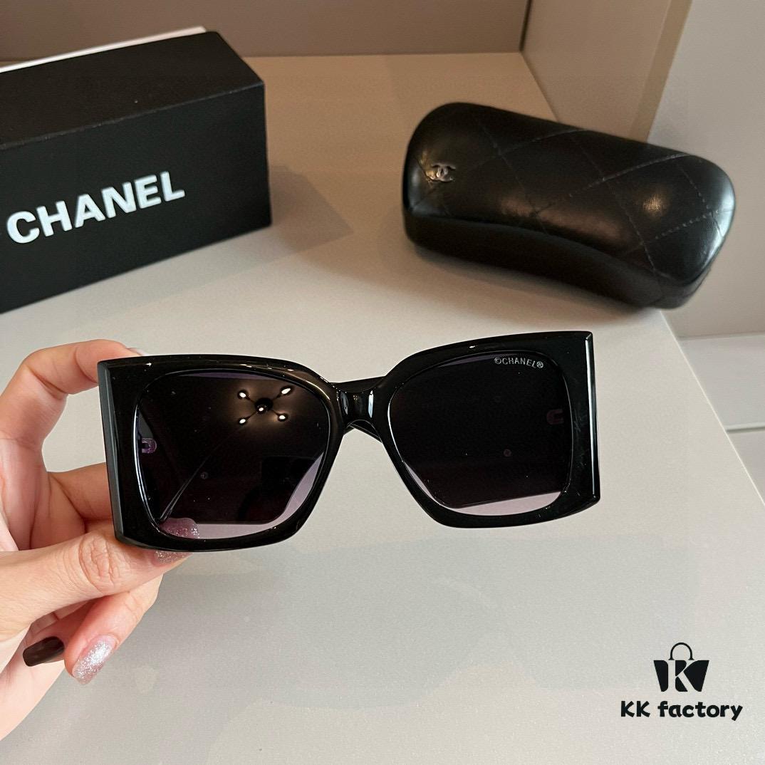 Chanel Sunglasses, Absolutely In Love, The Moment You Put Them On, The Presence Is Perfectly Captured, Greatly Slimming The Face, Large-Frame Yet Lightweight, Temples Designed With Just The Right Curve, Offering A Light And Comfortable Fit!