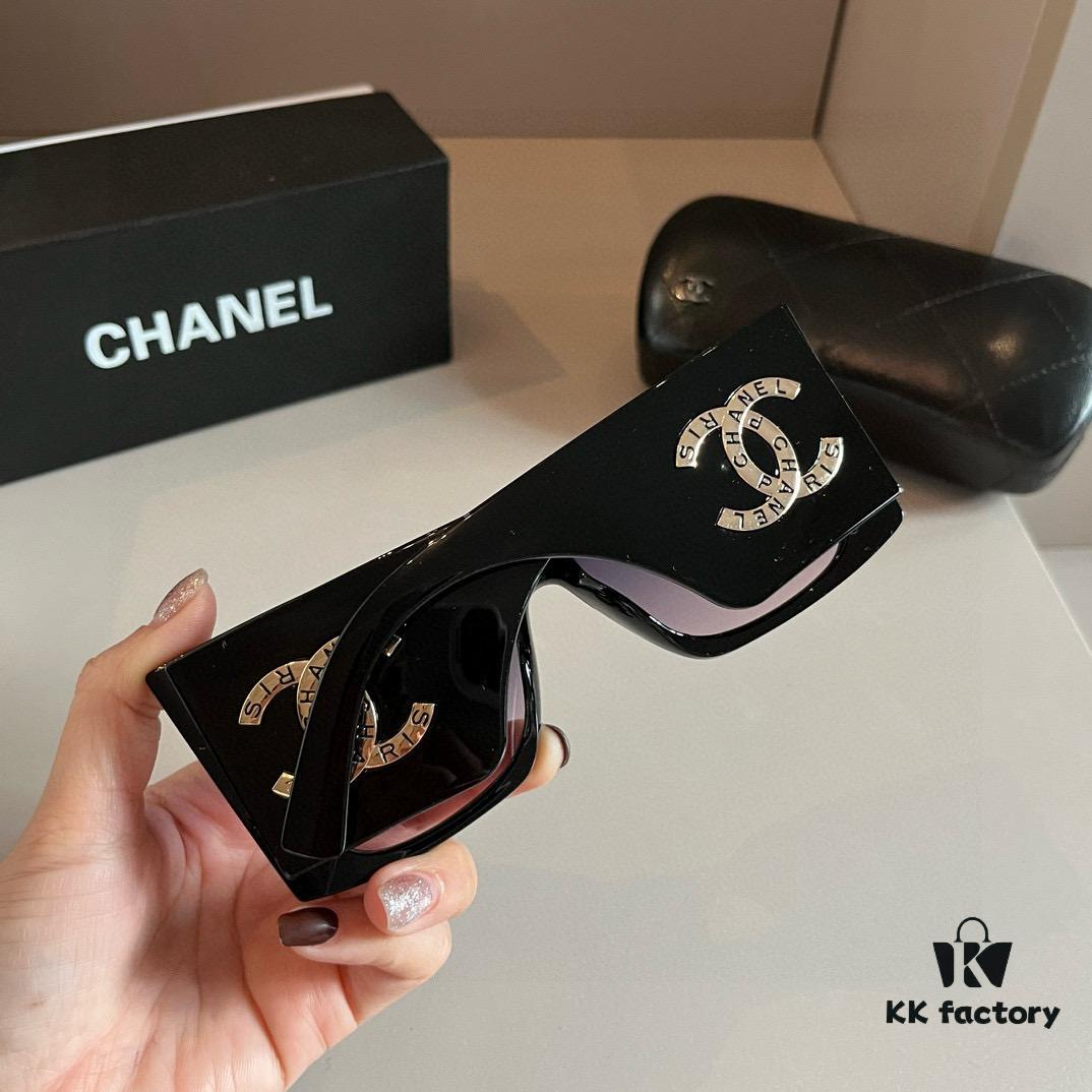 Chanel Sunglasses, Absolutely In Love, The Moment You Put Them On, The Presence Is Perfectly Captured, Greatly Slimming The Face, Large-Frame Yet Lightweight, Temples Designed With Just The Right Curve, Offering A Light And Comfortable Fit!