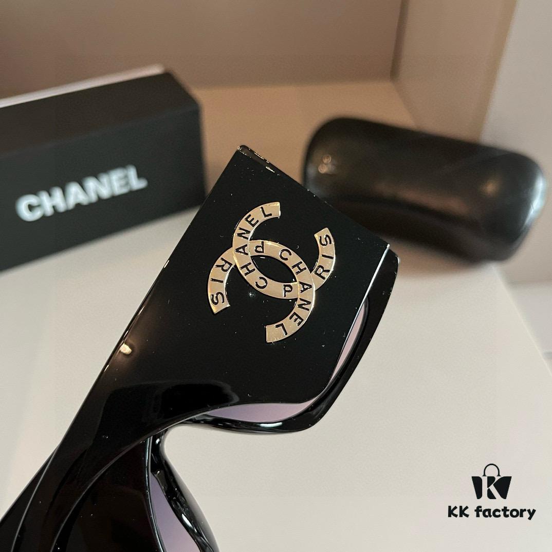 Chanel Sunglasses, Absolutely In Love, The Moment You Put Them On, The Presence Is Perfectly Captured, Greatly Slimming The Face, Large-Frame Yet Lightweight, Temples Designed With Just The Right Curve, Offering A Light And Comfortable Fit!