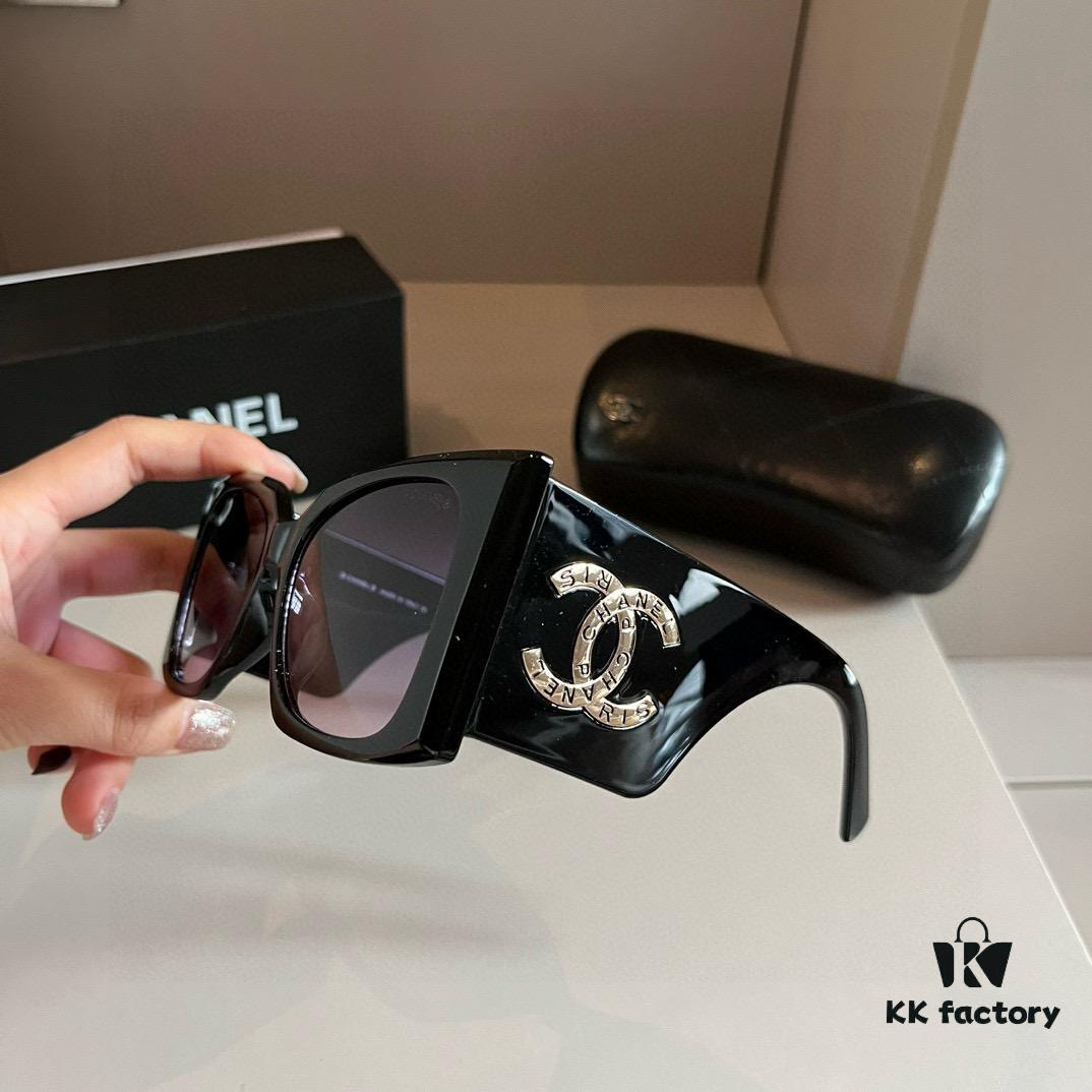 Chanel Sunglasses, Absolutely In Love, The Moment You Put Them On, The Presence Is Perfectly Captured, Greatly Slimming The Face, Large-Frame Yet Lightweight, Temples Designed With Just The Right Curve, Offering A Light And Comfortable Fit!
