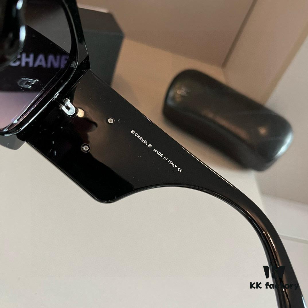 Chanel Sunglasses, Absolutely In Love, The Moment You Put Them On, The Presence Is Perfectly Captured, Greatly Slimming The Face, Large-Frame Yet Lightweight, Temples Designed With Just The Right Curve, Offering A Light And Comfortable Fit!