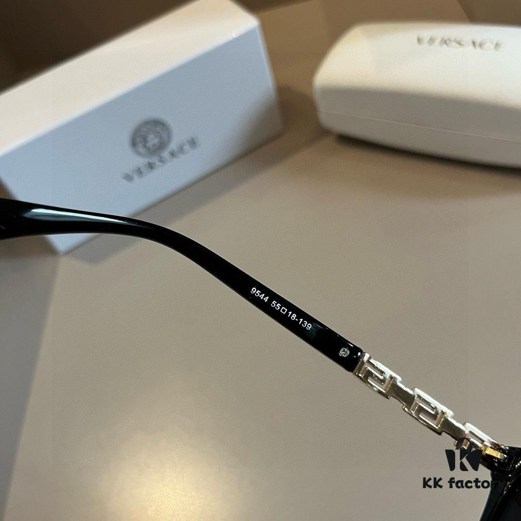 VERSACE New Arrival 🎉 Italian Design, Premium Frame Construction with Unique Temple Design, Simple and Elegant, Unisex Sunglasses
