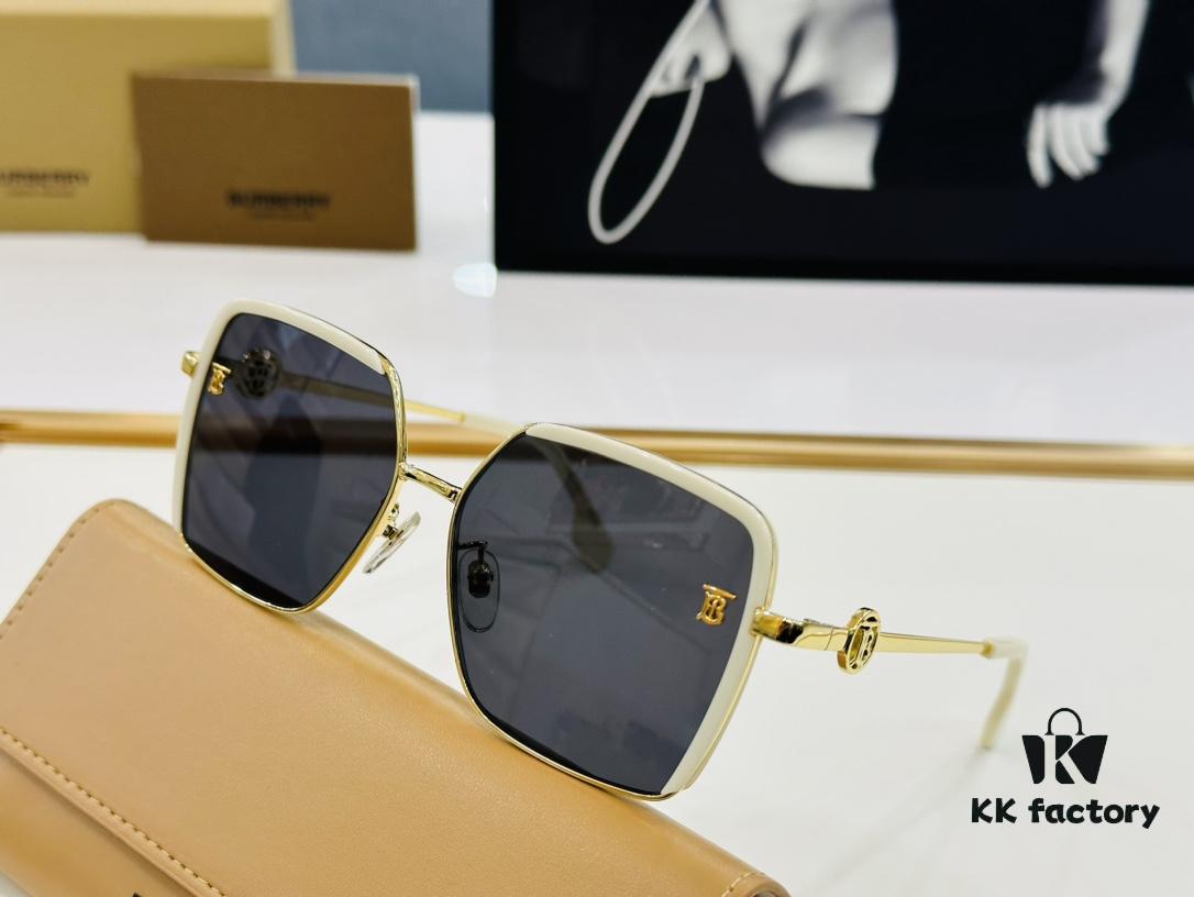 Trendy Burberry BE3128 Model – A Must-Have Accessory! TB Logo Design Makes It Instantly Stylish. Perfect for Any Outfit. Size: 57□15-145