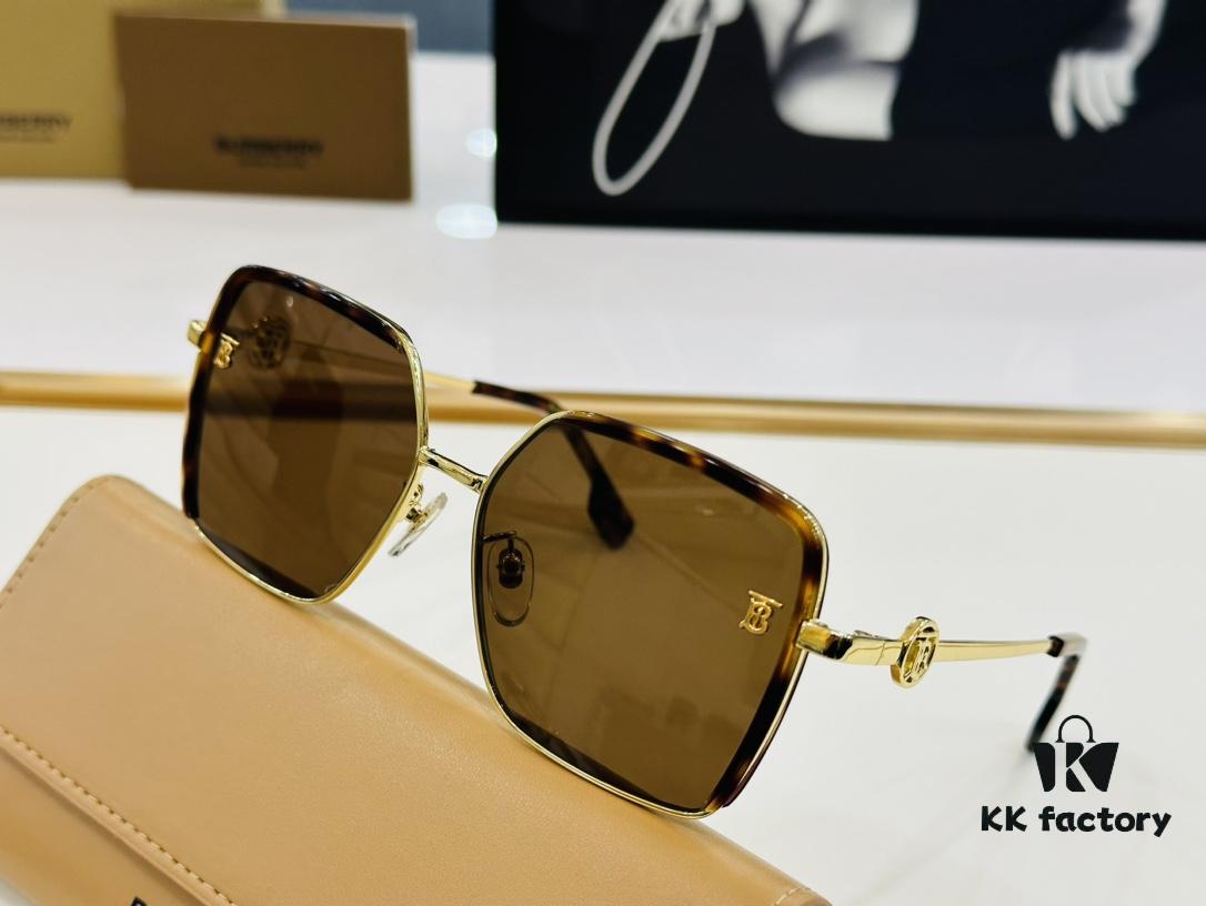 Trendy Burberry BE3128 Model – A Must-Have Accessory! TB Logo Design Makes It Instantly Stylish. Perfect for Any Outfit. Size: 57□15-145