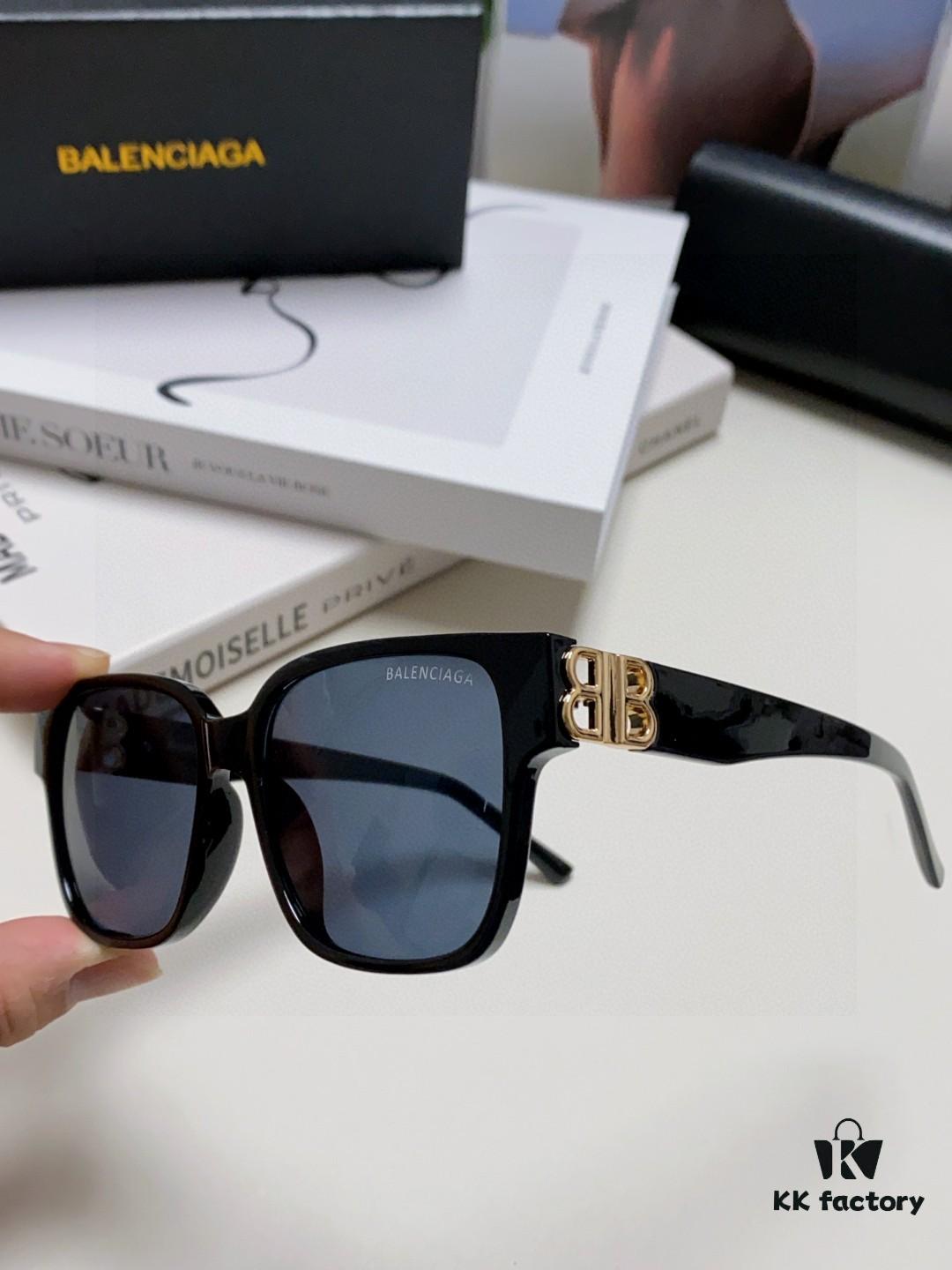 Balenciaga BALENCIAGA Square Retro Fashion Sunglasses with Gold-Tone BB Logo and Folding Hinges