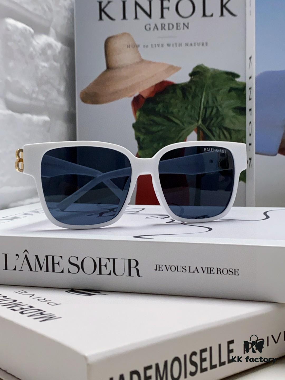 Balenciaga BALENCIAGA Square Retro Fashion Sunglasses with Gold BB Logo and Folding Hinge