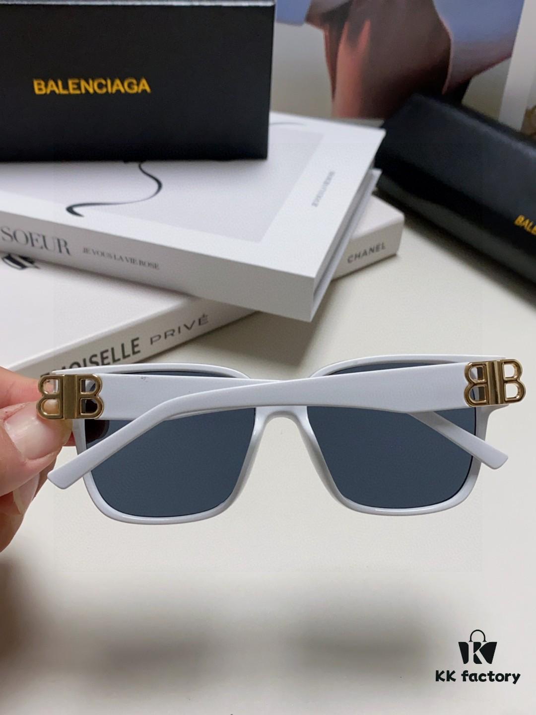 Balenciaga BALENCIAGA Square Retro Fashion Sunglasses with Gold BB Logo and Folding Hinge