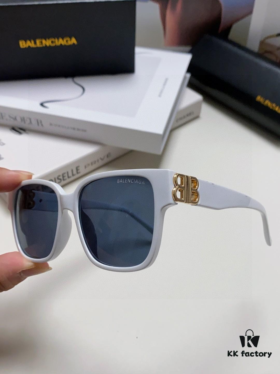 Balenciaga BALENCIAGA Square Retro Fashion Sunglasses with Gold BB Logo and Folding Hinge