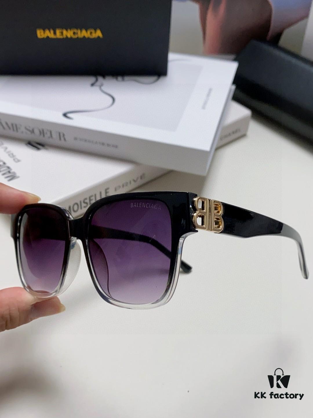 Balenciaga BALENCIAGA Square Retro Sunglasses Trendy Vintage-Style Shades with Gold BB Logo and Folding Hinge