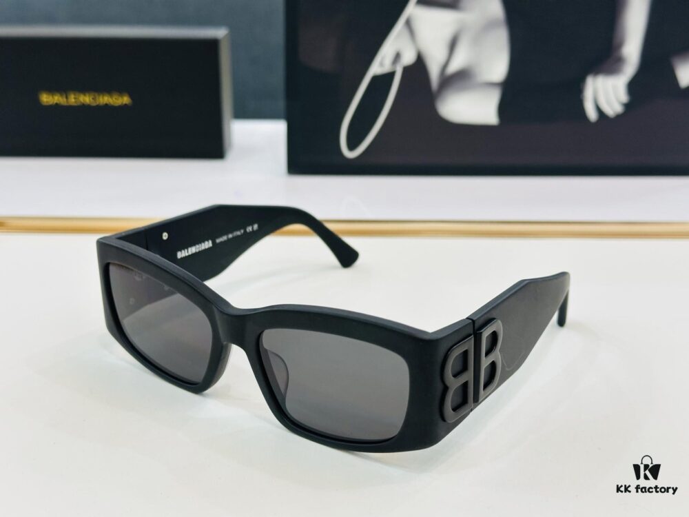 BALENCIAGA Balenciaga BB0360S Size 56 Temple 19-130 Stylish and Versatile Sunglasses