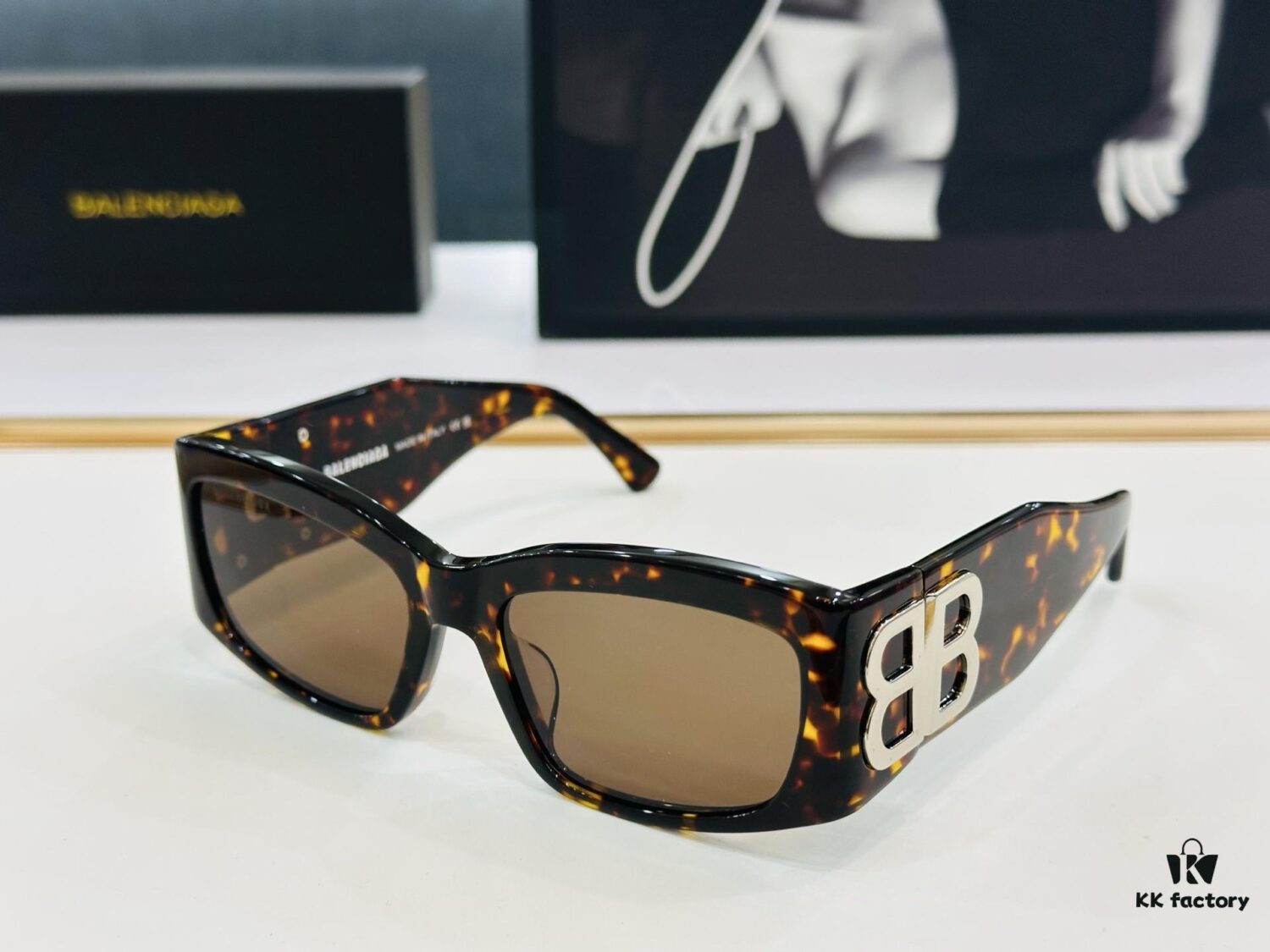 BALENCIAGA Balenciaga BB0360S Size 56 Temple 19-130 Stylish and Versatile Sunglasses