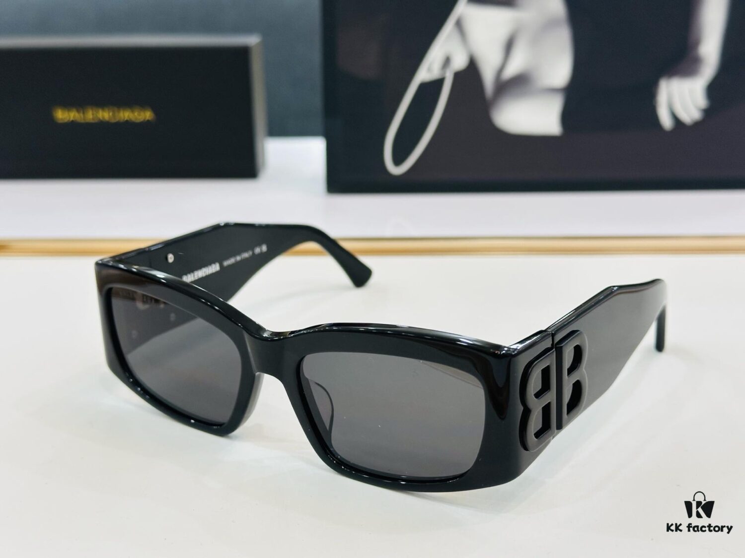 BALENCIAGA Balenciaga BB0360S Size 56 Temple 19-130 Stylish and Versatile Sunglasses