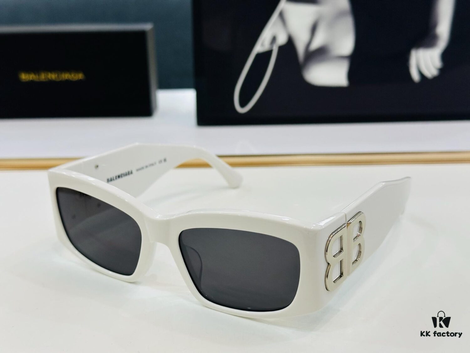 BALENCIAGA Balenciaga BB0360S Size 56 Temple 19-130 Stylish and Versatile Sunglasses