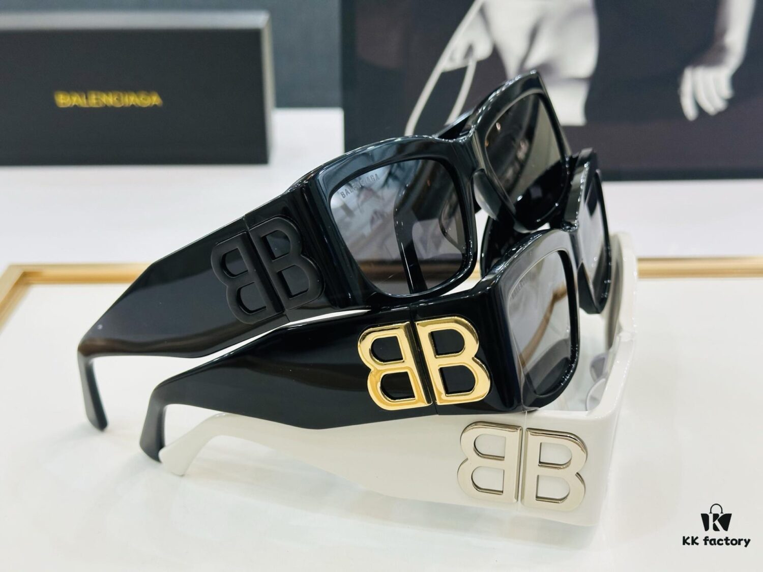 BALENCIAGA Balenciaga BB0360S Size 56 Temple 19-130 Stylish and Versatile Sunglasses