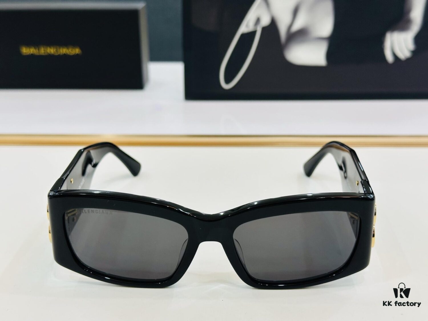BALENCIAGA Balenciaga BB0360S Size 56 Temple 19-130 Stylish and Versatile Sunglasses