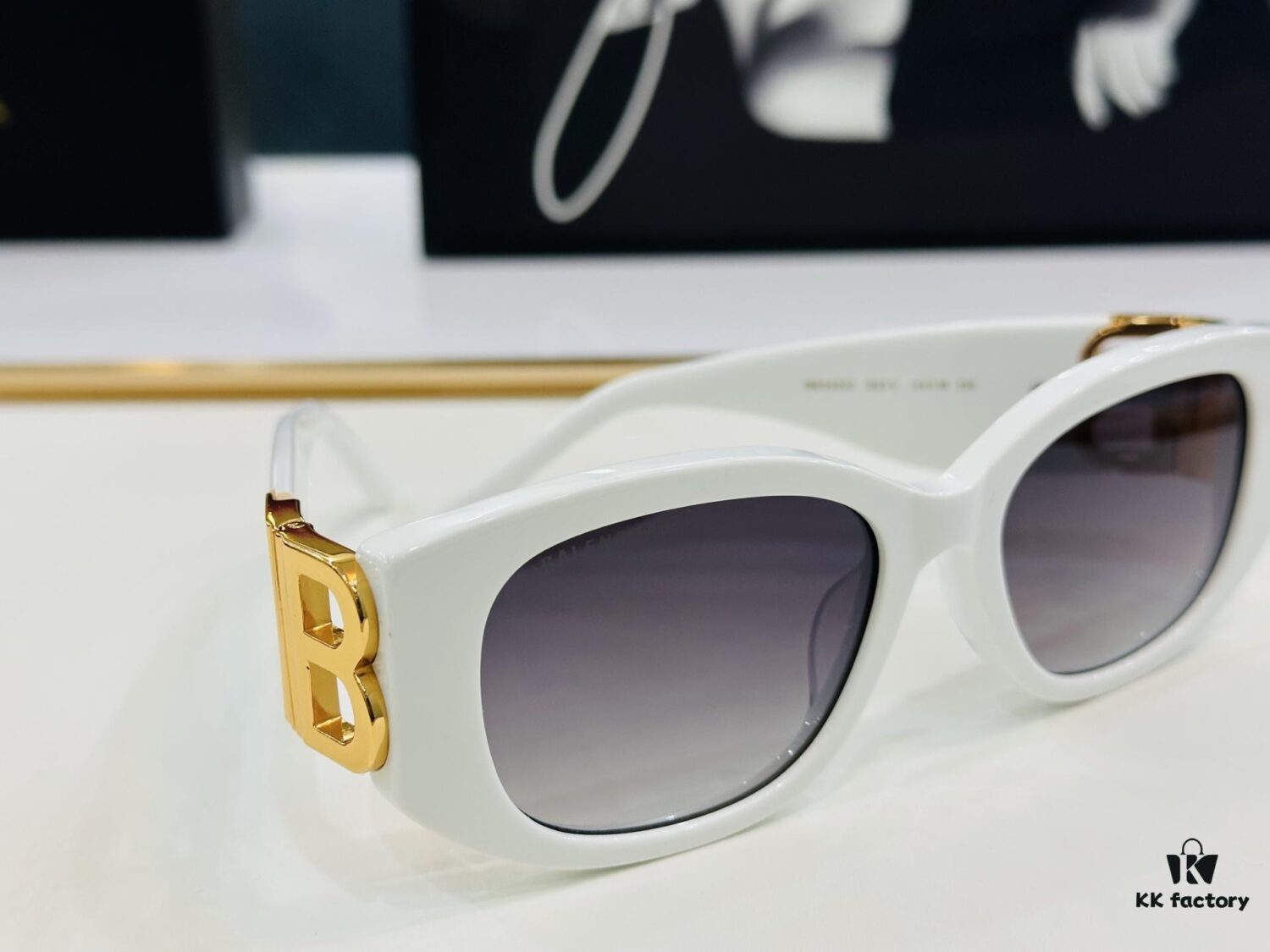 BALENCIAGA Balenciaga BB04003 Size: 54□18-130 Unique and Exceptional Design Instantly Appealing Versatile Stylish Look D Universal Fashion High-Quality Sunglasses