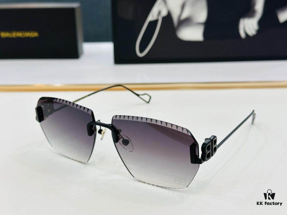 BALENCIAGA Balenciaga Latest Unique Design That You'll Fall in Love With at First Sight BB0174O Size: 60□15-140