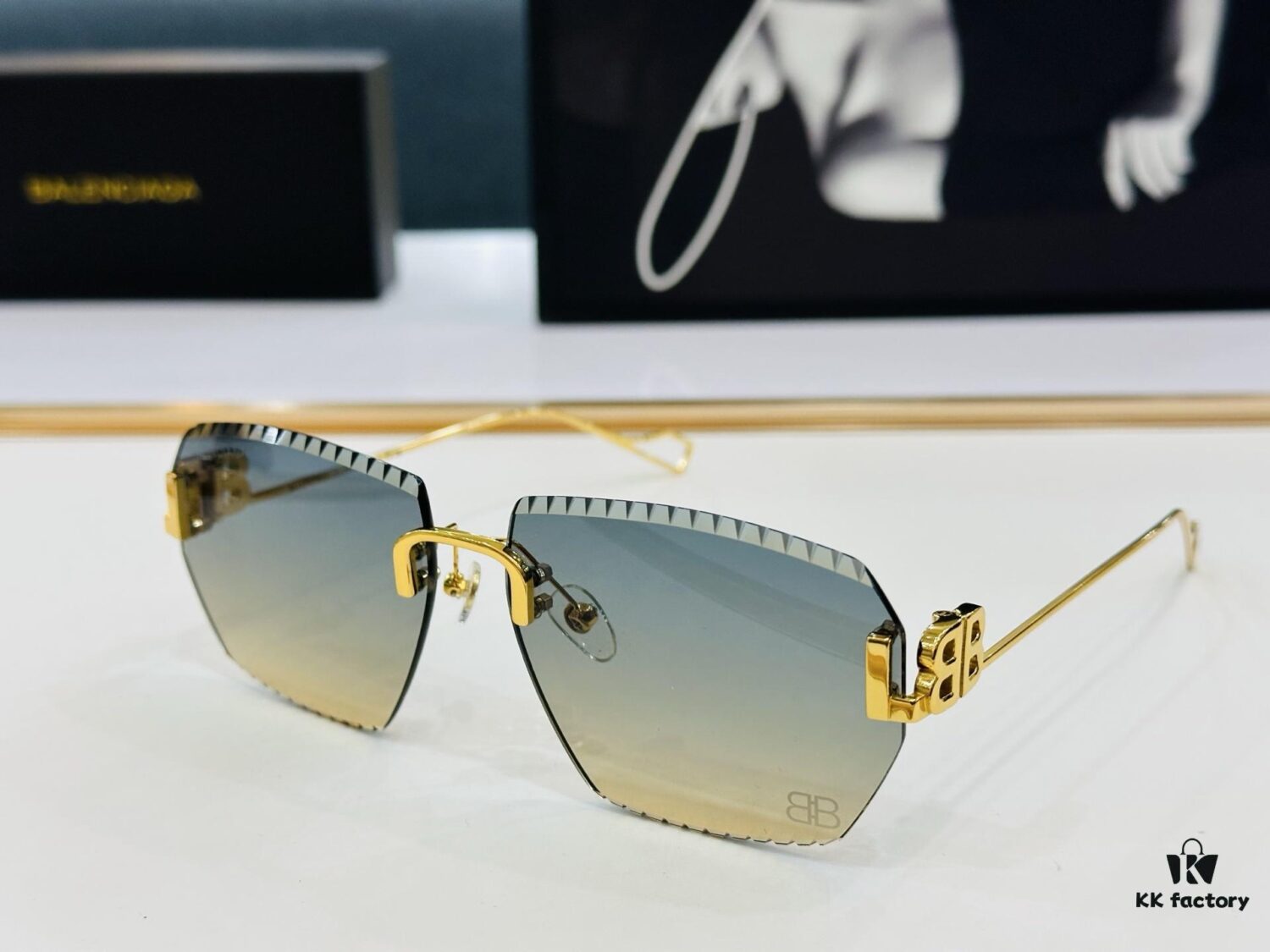 BALENCIAGA Balenciaga Latest Unique Design That You'll Fall in Love With at First Sight BB0174O Size: 60□15-140