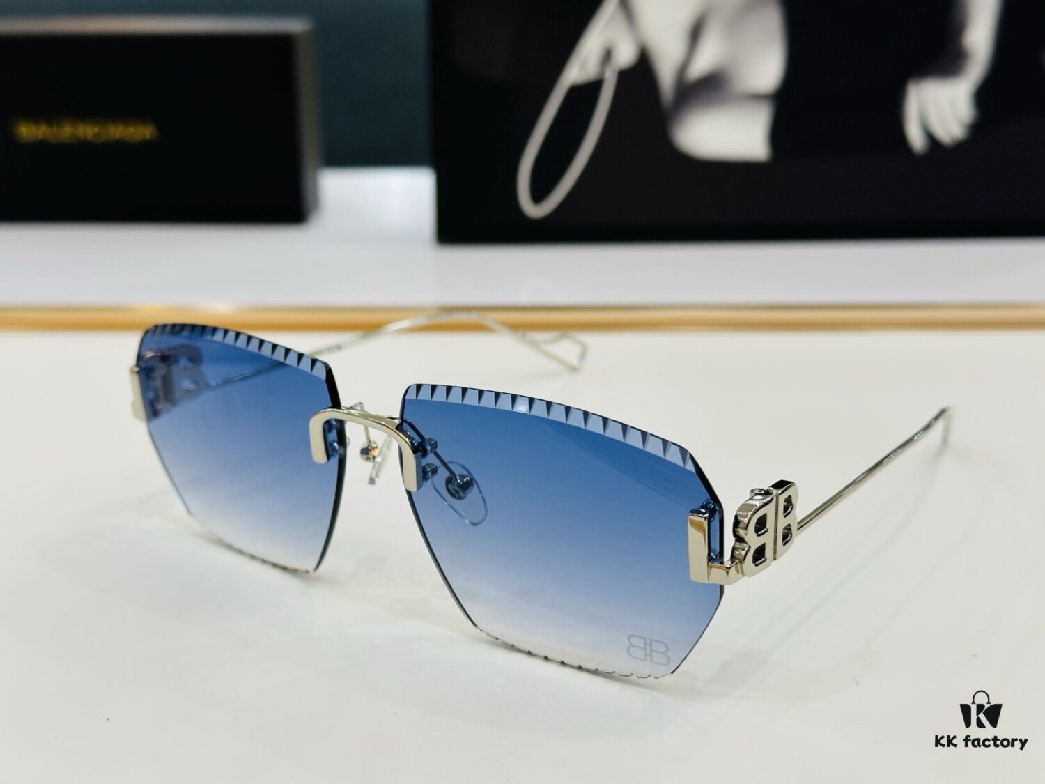 BALENCIAGA Balenciaga Latest Unique Design That You'll Fall in Love With at First Sight BB0174O Size: 60□15-140