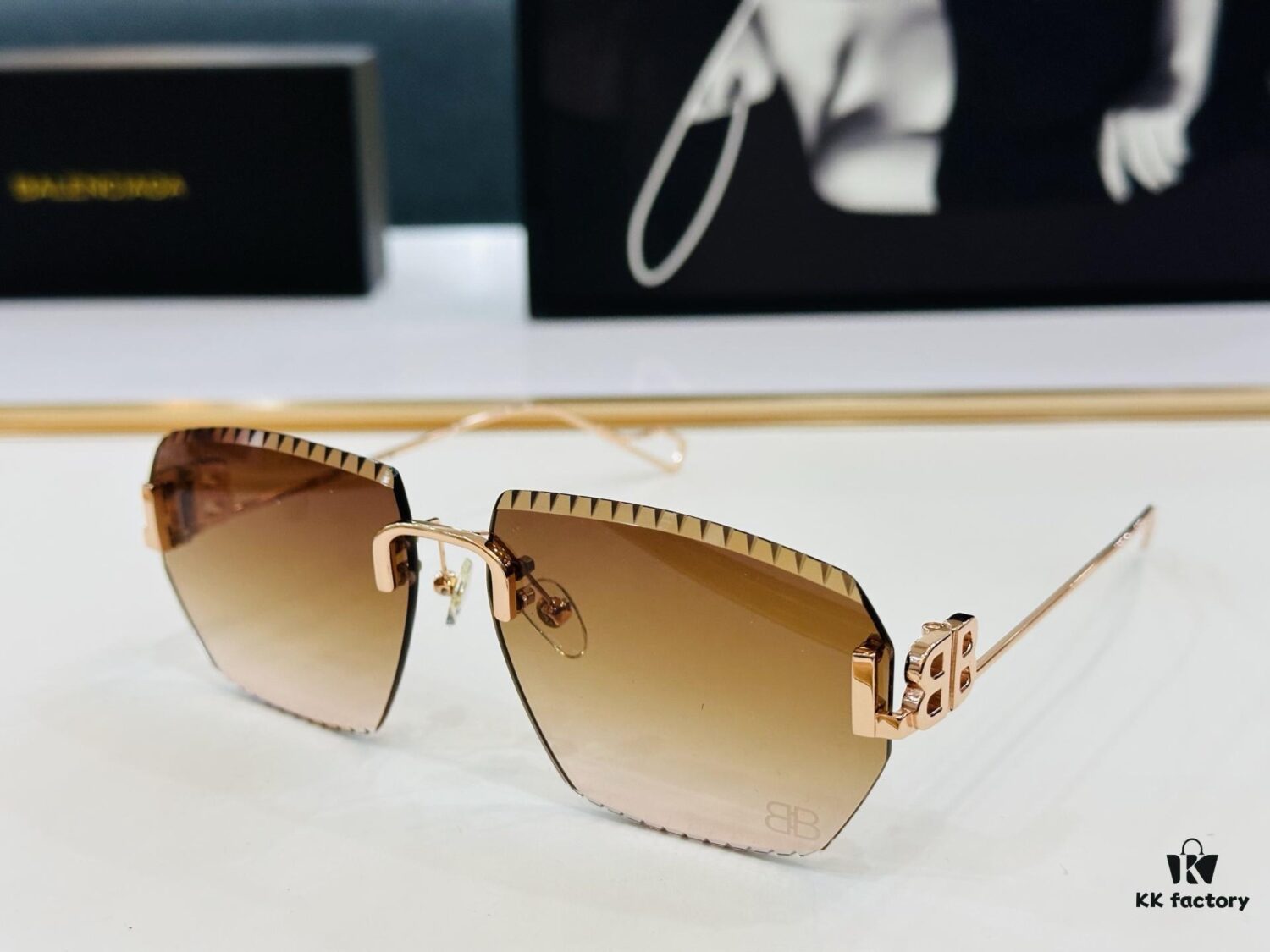 BALENCIAGA Balenciaga Latest Unique Design That You'll Fall in Love With at First Sight BB0174O Size: 60□15-140