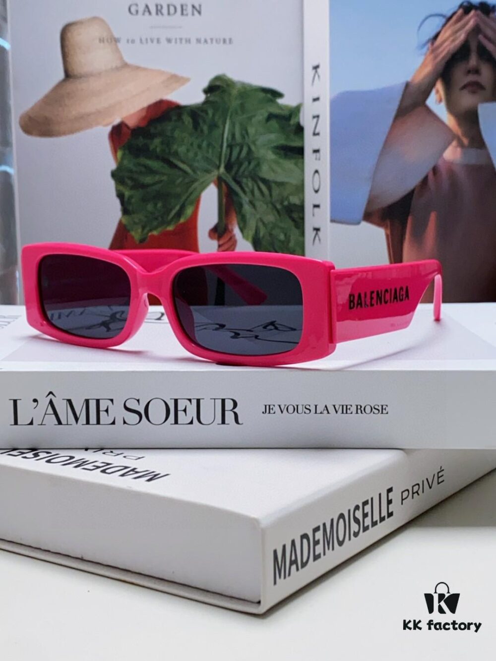 Balenciaga 2025 Spring/Summer New Arrival Futuristic Sunglasses, Sporty and Minimalist Unisex Fashion