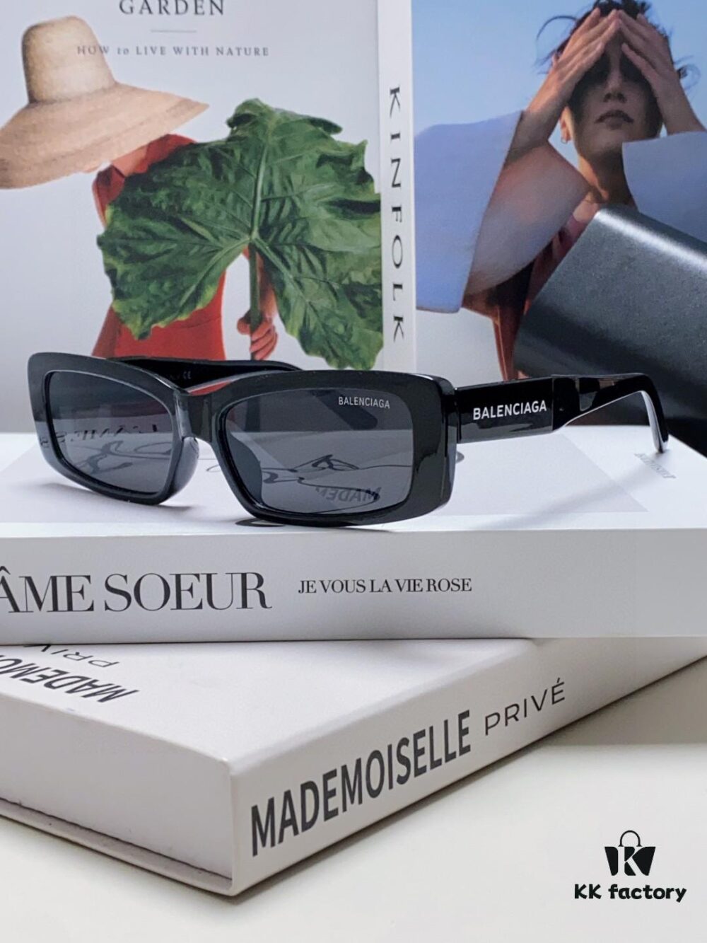 Balenciaga 2025 New Arrival European and American Fashion Statement Rectangular Sunglasses with Wide Lettering, Trendy Instagram-Worthy Avant-Garde Eyewear