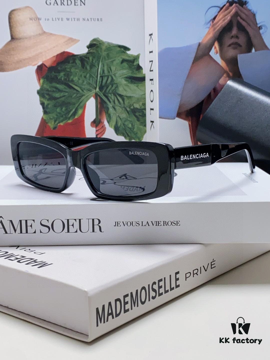 Balenciaga 2025 New Arrival European and American Fashion Statement Rectangular Sunglasses with Wide Lettering, Trendy Instagram-Worthy Avant-Garde Eyewear