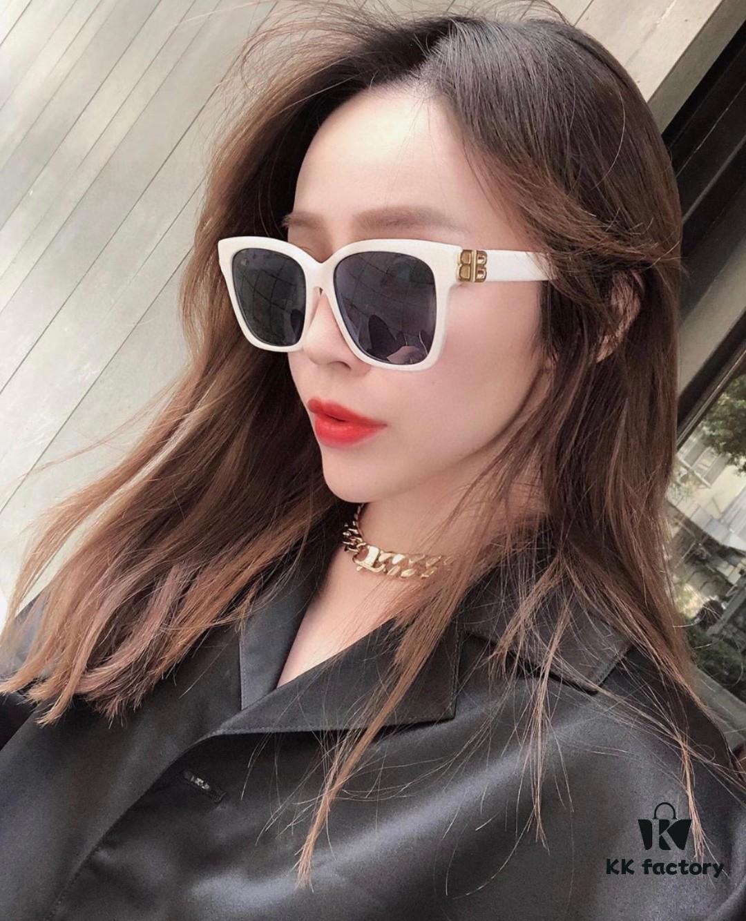 Balenciaga BALENCIAGA Square Retro Sunglasses Trendy Vintage-Style Shades with Gold BB Logo and Folding Hinge