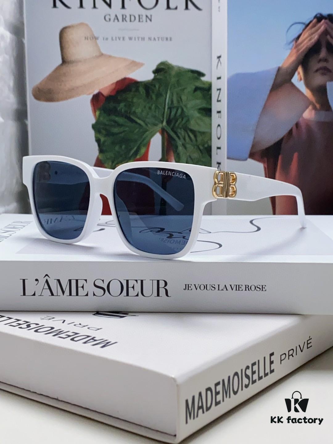 Balenciaga BALENCIAGA Square Retro Sunglasses Trendy Vintage-Style Shades with Gold BB Logo and Folding Hinge