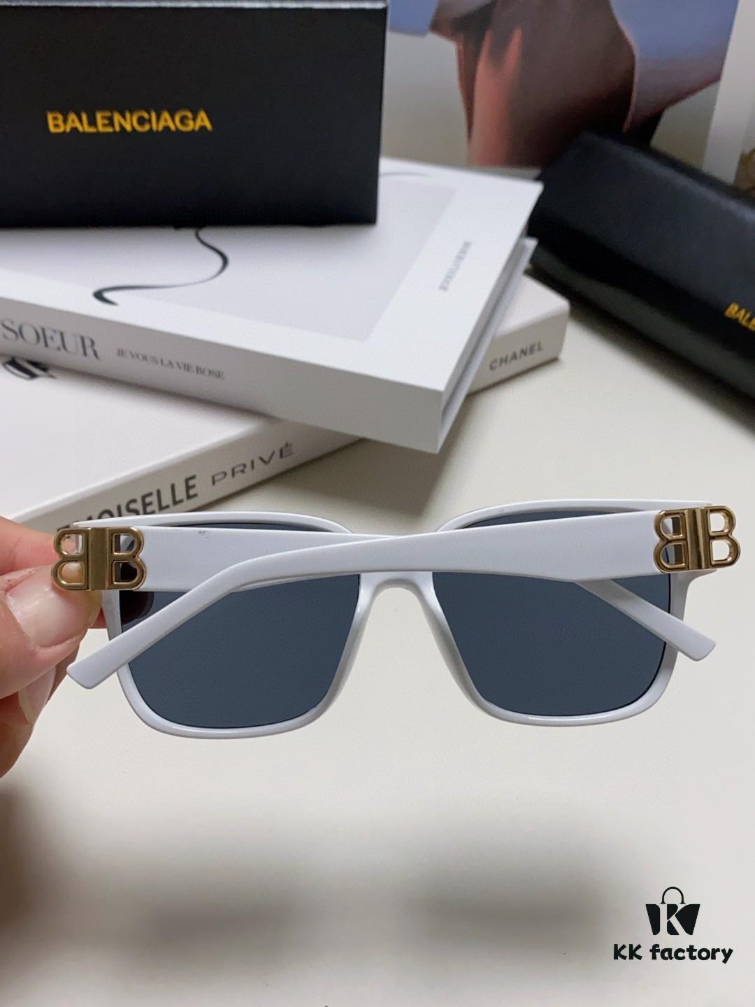 Balenciaga BALENCIAGA Square Retro Sunglasses Trendy Vintage-Style Shades with Gold BB Logo and Folding Hinge