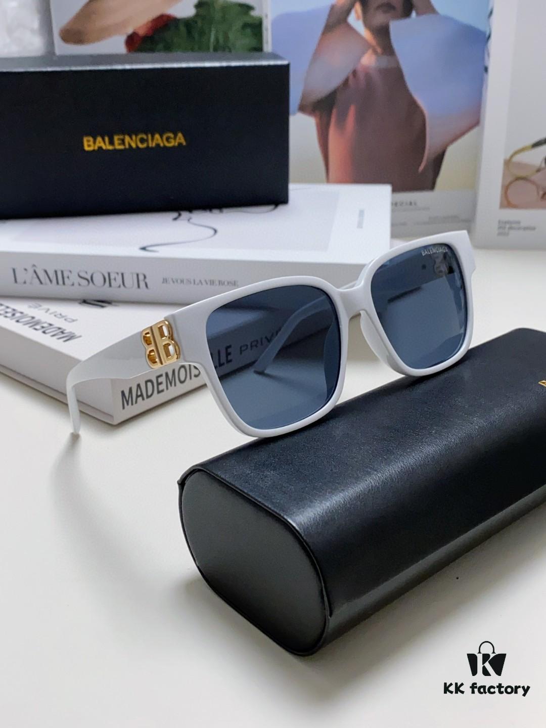 Balenciaga BALENCIAGA Square Retro Sunglasses Trendy Vintage-Style Shades with Gold BB Logo and Folding Hinge