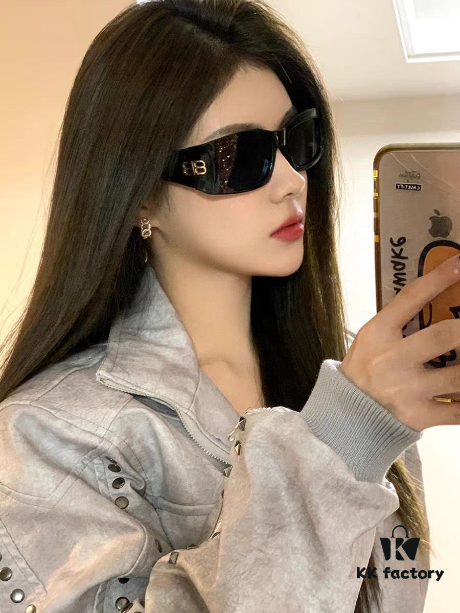 Balenciaga Black Square Frame BB Logo Sunglasses for Women, Stylish and Slimming UV-Protective Sun Glasses, Trendy Must-Have Fashion Accessory