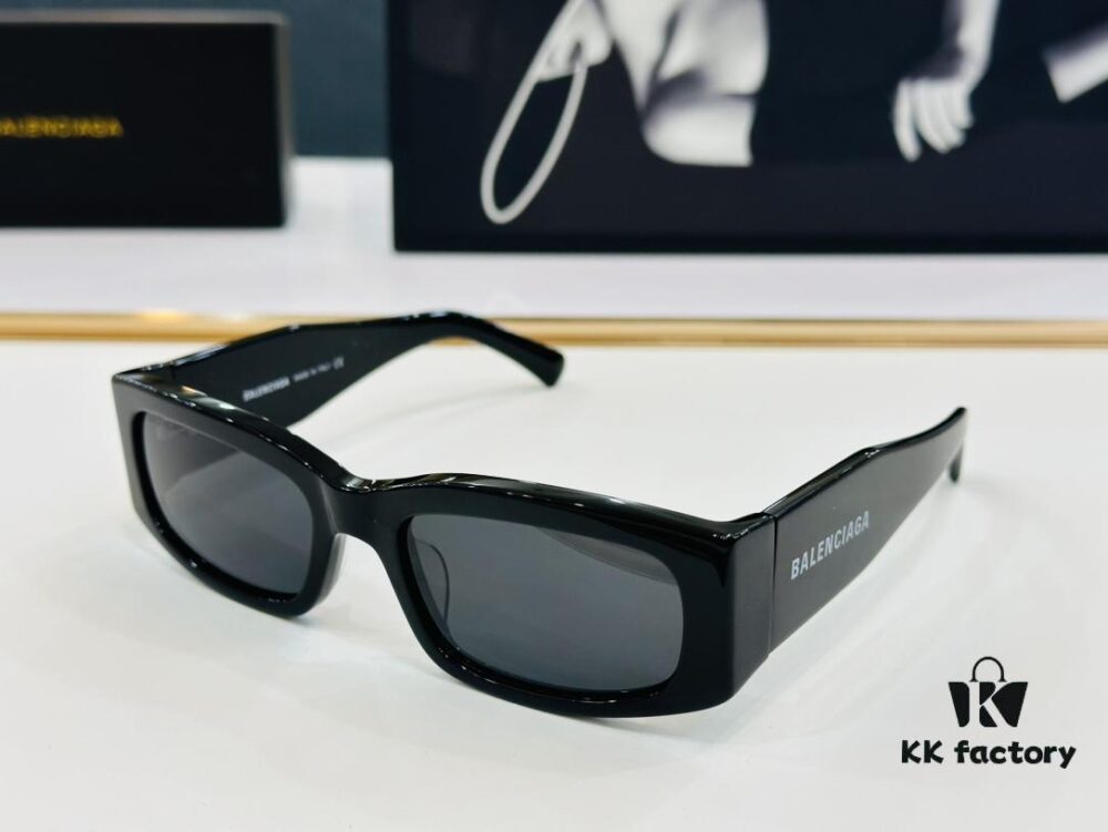 BALENCIAGA BB0328S Size: 56 □ 20-135 A uniquely designed frame that wins hearts at first sight, exceptionally versatile and stylish, premium quality sunglasses
