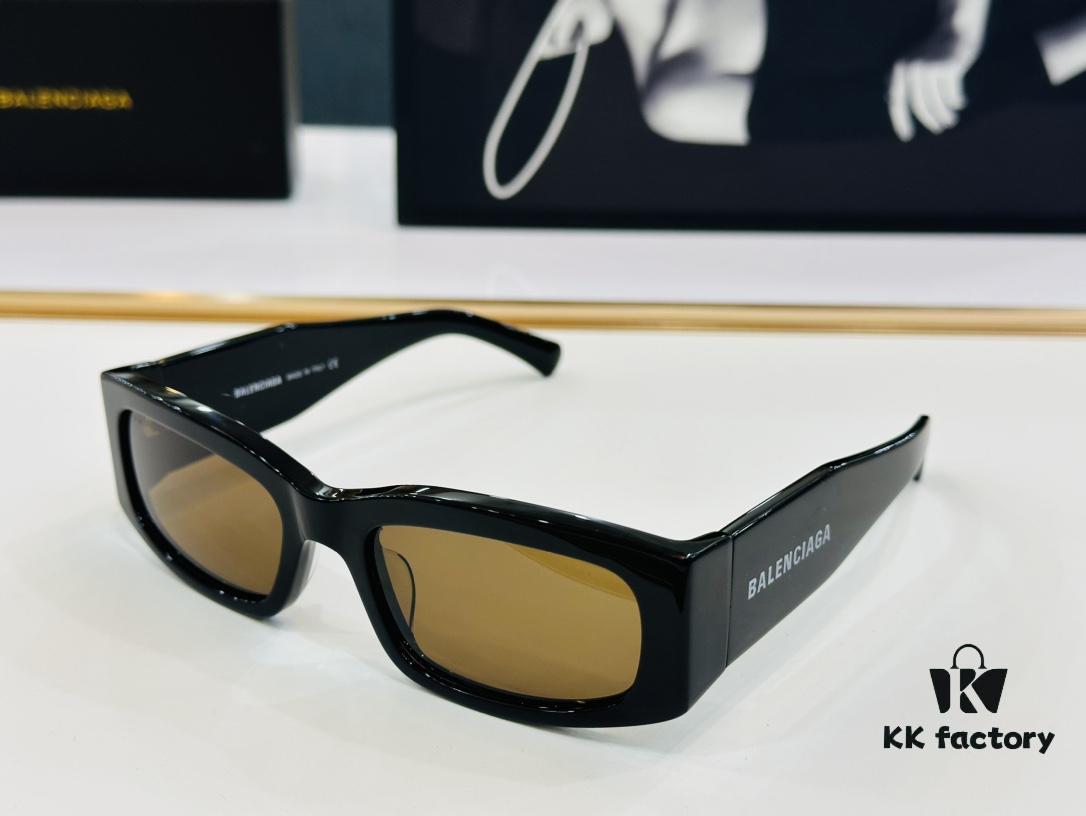 BALENCIAGA BB0328S Size: 56 □ 20-135 A uniquely designed frame that wins hearts at first sight, exceptionally versatile and stylish, premium quality sunglasses