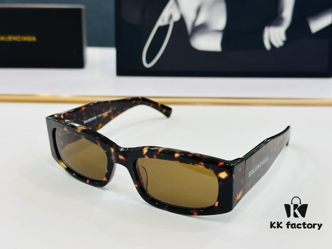 BALENCIAGA BB0328S Size: 56 □ 20-135 A uniquely designed frame that wins hearts at first sight, exceptionally versatile and stylish, premium quality sunglasses