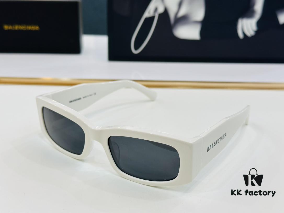 BALENCIAGA BB0328S Size: 56 □ 20-135 A uniquely designed frame that wins hearts at first sight, exceptionally versatile and stylish, premium quality sunglasses