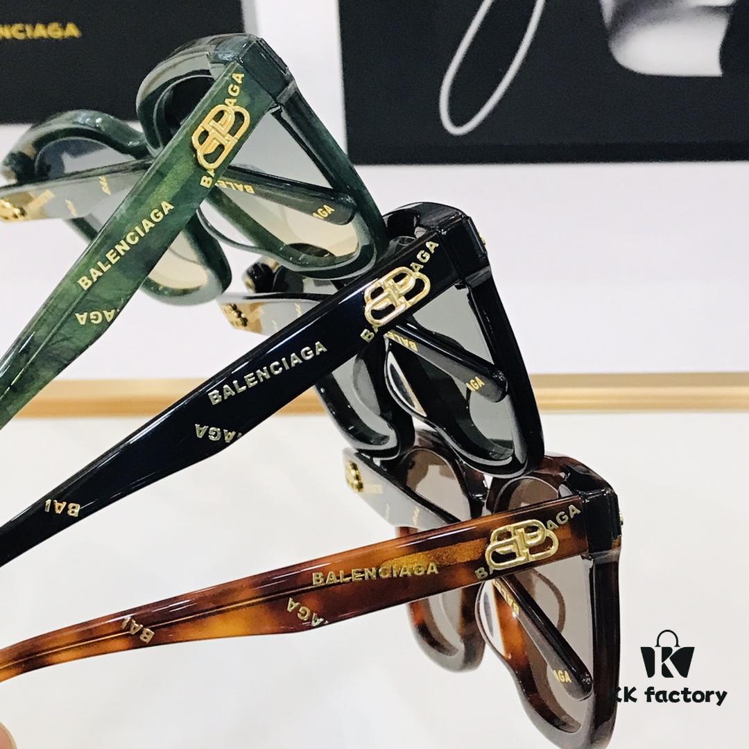 BALENCIAGA Balenciaga BB5128 Size: 67×15-145 Unique Design Instantly Appealing Extremely Versatile Style Timeless Fashion Premium Quality Sunglasses