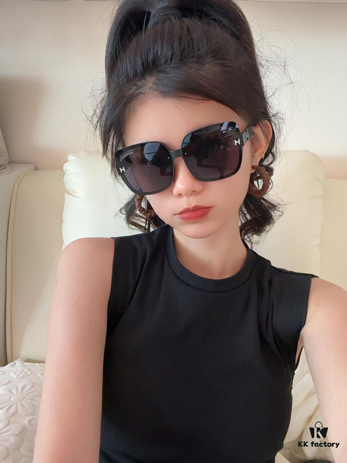 HERMES 2025 Spring New Arrival Original Release Famous Internet Hit Ultra Popular Blue Classic Luxury Fashion Square Sunglasses High-Quality Authentic H8303