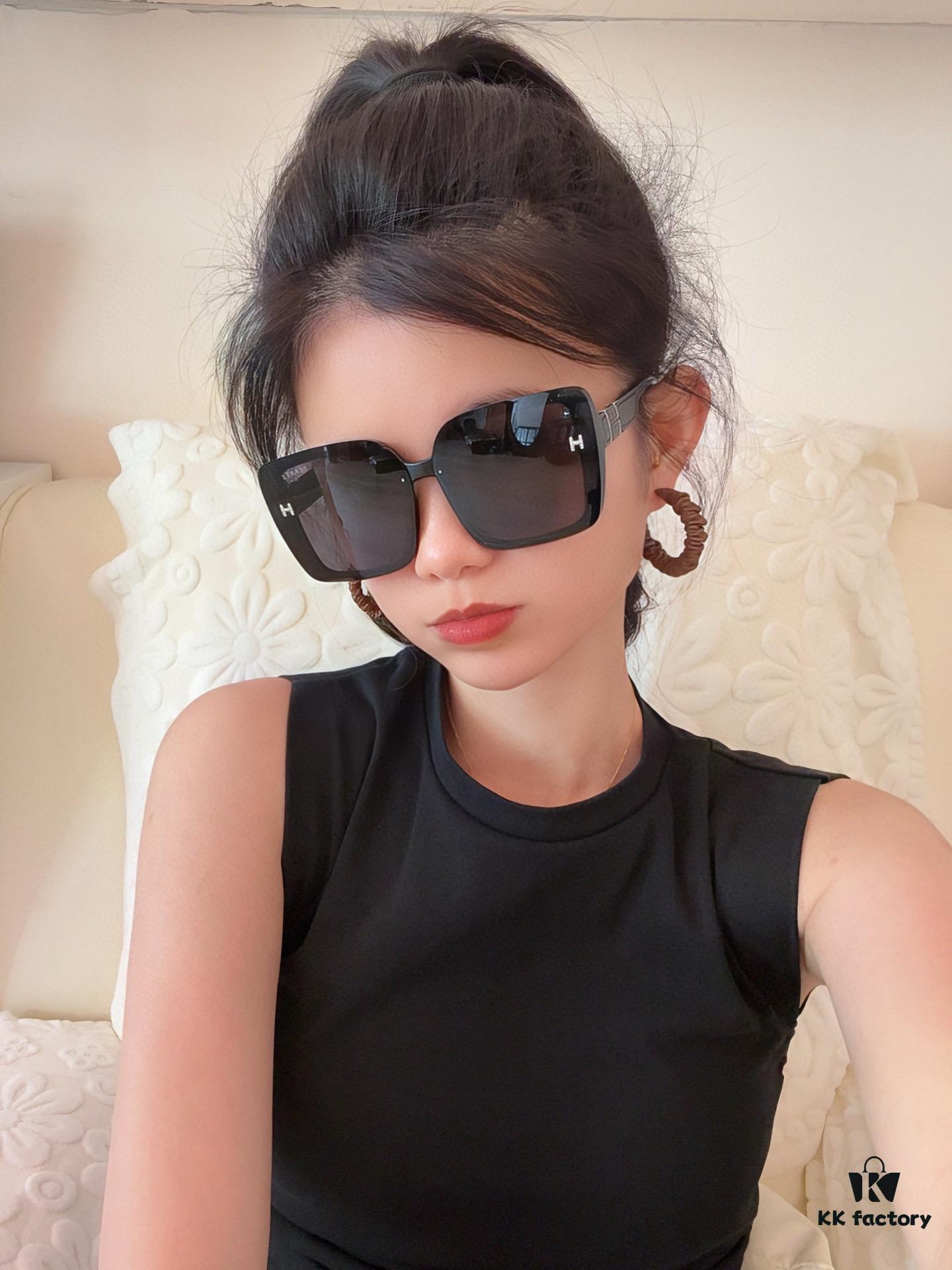 HERMES 2025 Spring New Arrival Original Release Highly Popular Luxury Square Sunglasses Model: H2304