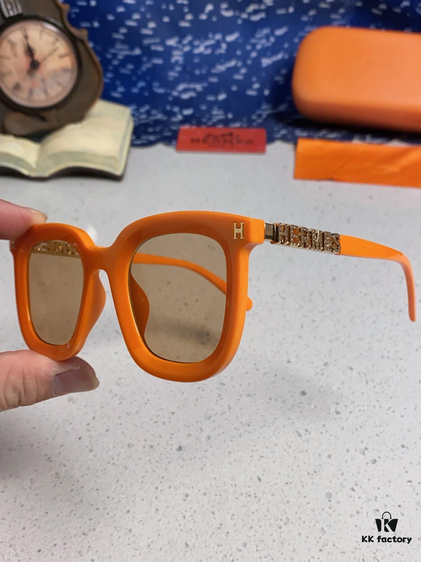 Hermes 2025 New Arrival Retro Square Unisex Sunglasses for Women, Slimming Frame for Round Faces, Fashionable Metal-Embossed Temples, UV-Protective Shades