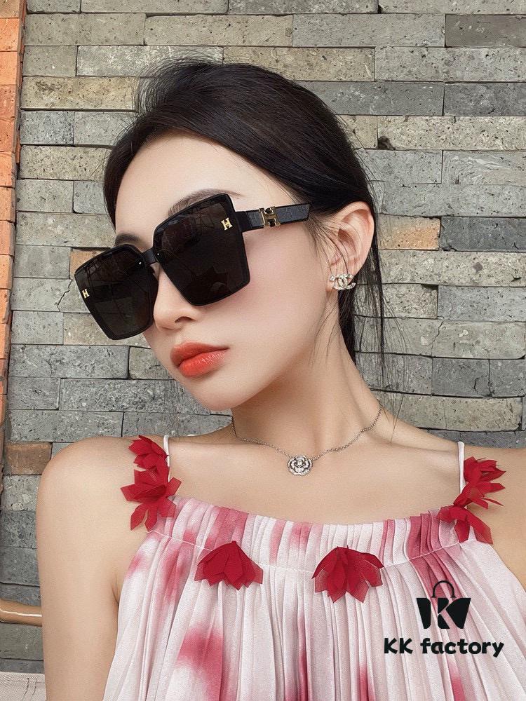 HERMES 2025 Spring New Arrival Original Release Famous Internet Super Popular Blue Classic Luxury Global Fashion Square Sunglasses