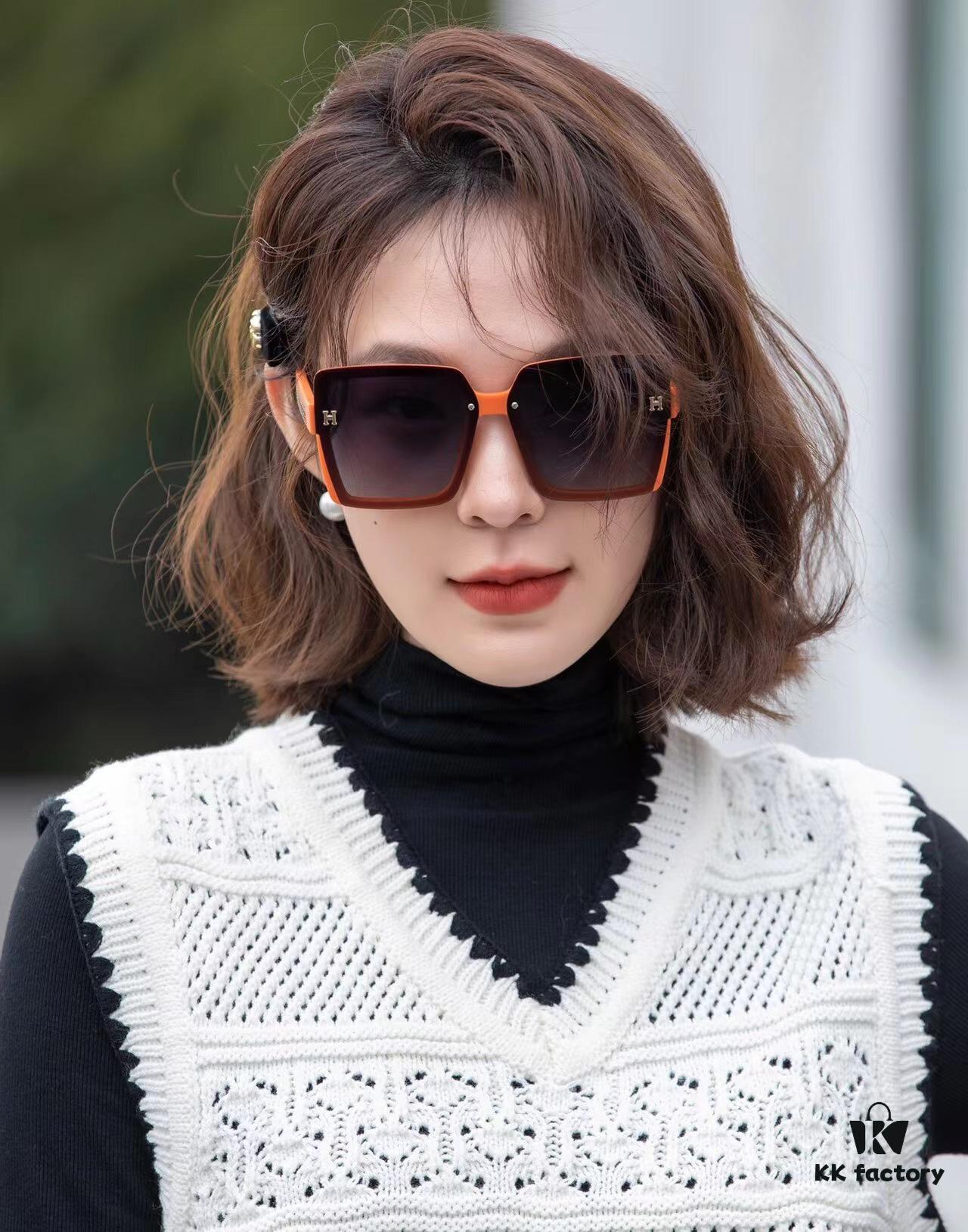 HERMES 2024 Spring New Arrival Original Release Famous Internet Hit Ultra Popular Blue Classic Luxury Fashion Square Sunglasses High-Quality Authentic Version Model: H1245