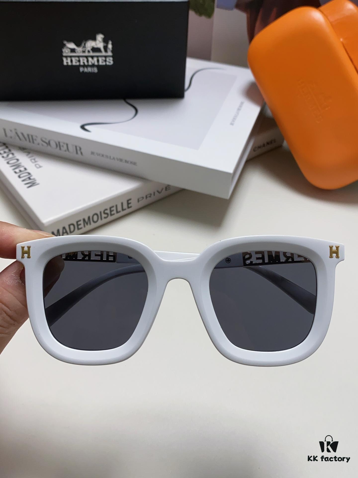 Hermes 2024 New Arrival Retro Square Sunglasses for Women, Flattering Frame for Round Faces, Stylish Metal Cut-Out Temples, UV-Protective Fashion Sunglasses